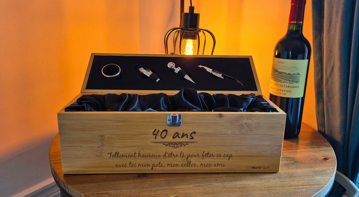 Boîte à vin personnalisable en bois avec accessoires – Coffret cadeau vin gravé (tire-bouchon, bec verseur, bouchon, découpe-capsule) – Idée cadeau homme anniversaire, fête des pères, départ